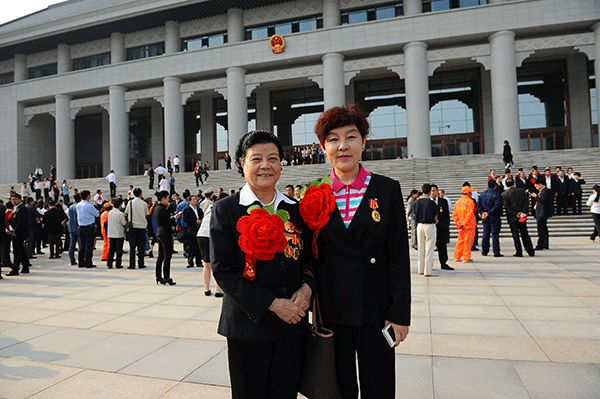 天朗控股集团董事长孙茵女士荣获2015年西安市劳模称号
