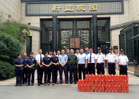 天朗物业公司为一线员工送清凉
