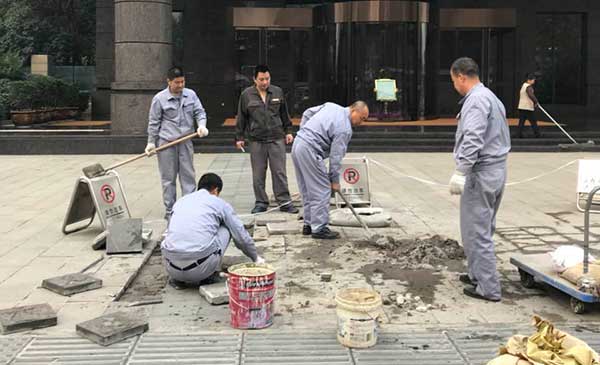 铺出一条路，谱出一片情