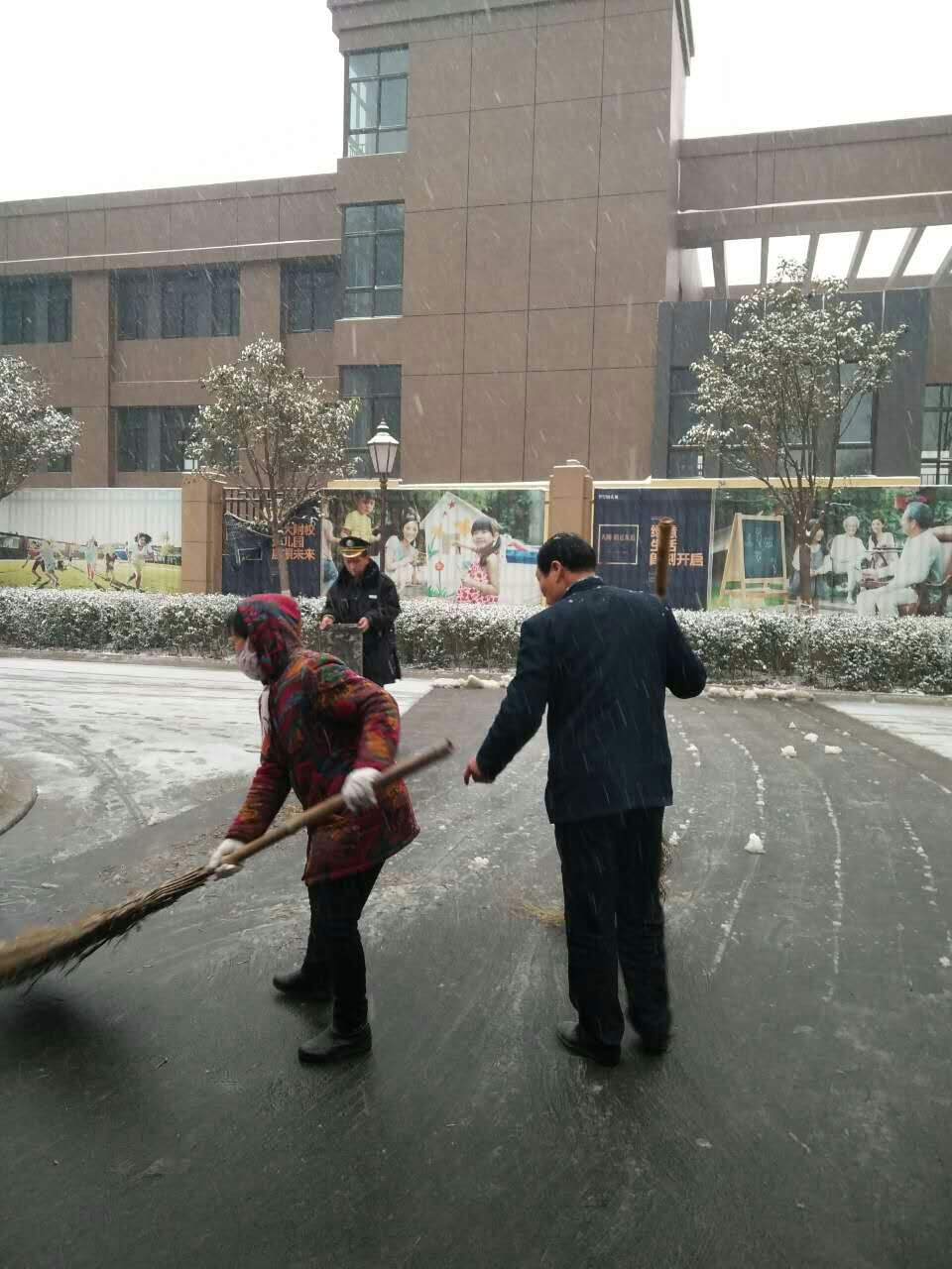 身边故事 | 扫雪小分队