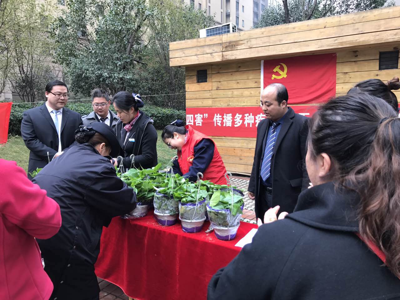 天朗蔚蓝悦城携手白家口社区开展送绿萝活动