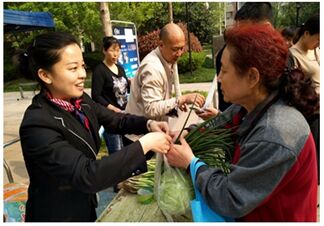 惠民活动进小区 牛奶蔬菜免费赠送