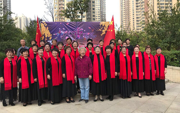 御湖物业服务中心举办“九九重阳节· 多彩夕阳红”文艺演出