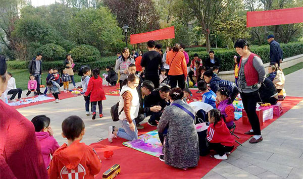 御湖、家园物业服务中心开展“第三届小小跳蚤市场”活动