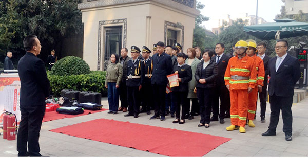 做好消防安全 树立安全形象——蔚蓝锦城举办消防演练及电梯困人演练