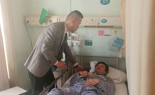 探望员工送真情 殷切关怀暖人心