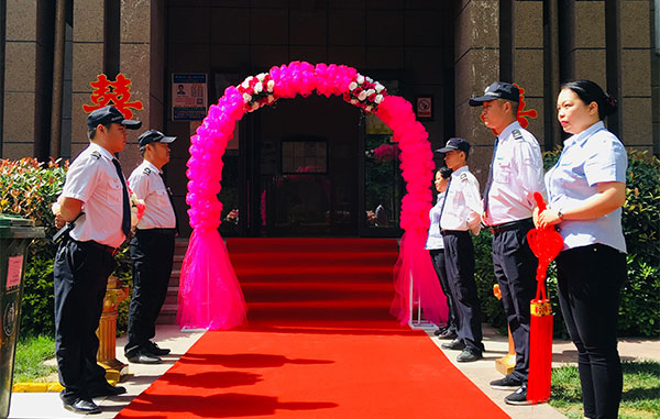 天朗蔚蓝东庭物业服务中心为新婚业主送上最美的祝福