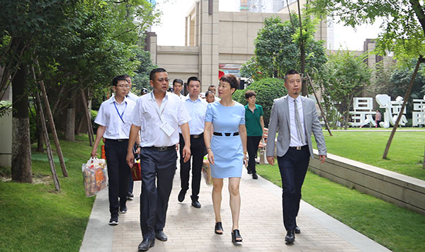 天朗控股集团副总裁马琳、副总裁周岗前往蔚蓝东庭交房现场送清凉