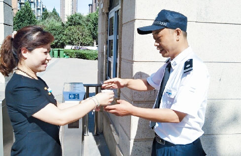 工作重要、身体要紧，喝一杯绿豆汤降降温