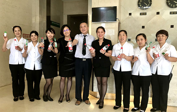 烈日炎炎送清凉 滴滴关爱沁心脾