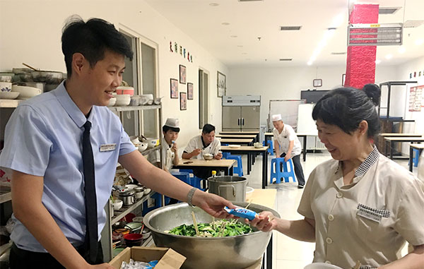 炎炎夏日送清凉•丝丝关爱入心田