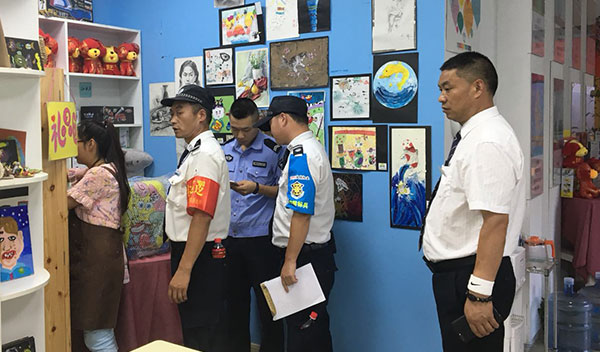 天朗御湖物业联合明光路派出所开展商铺消防安全检查