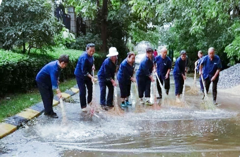 暴雨雷电大风组团来，天朗各小区积极应对