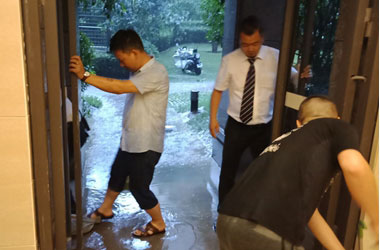 暴雨围城，天朗物业为业主撑起一片晴空