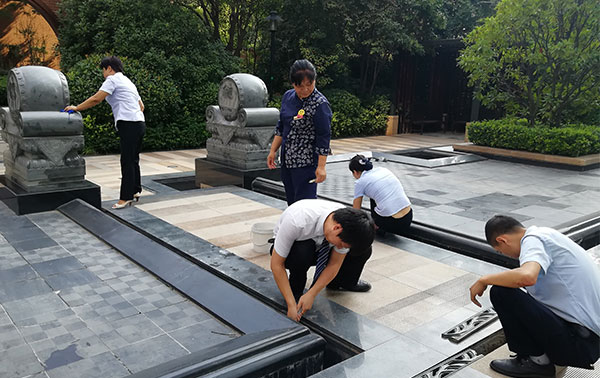齐心协力除碱大扫除