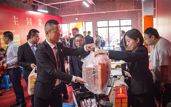 天朗控股集团副总裁周岗一行亲切慰问徐家寨项目交房现场员工