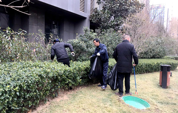 御湖物业服务中心开展“捡拾白色垃圾”活动