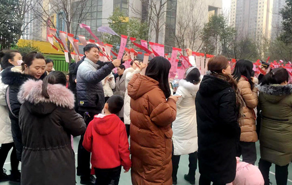 御湖、家园物业服务中心举办“迎元宵·猜灯谜·品汤圆“活动