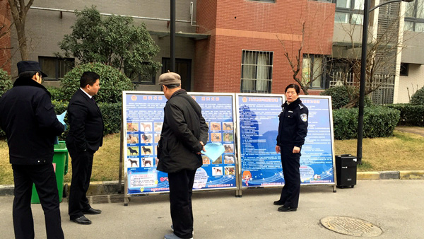 天朗七色镇小区开展文明养犬宣传活动