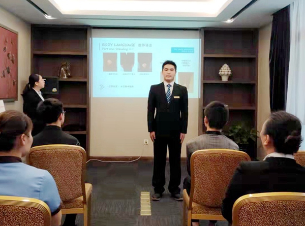 强化礼仪文化  展示职业风采